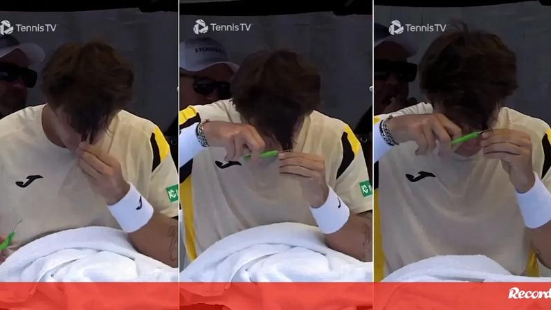 Camilo Ugo Carabelli protagonizou, na última segunda-feira, um momento insólito. Durante a primeira ronda do ATP 250 de Auckland (Nova Zelândia), no decorrer do encontro com o chileno Alejandro Tabilo, o tenista argentino de 26 anos decidiu pegar numa tesousa e cortar o seu próprio cabelo. O vídeo do momento rapidamente se tornou viral nas redes sociais. Quanto ao encontro, Camilo Ugo Carabelli acabou por registar uma derrota após perder por dois sets a zero (6-4 e 6-2).