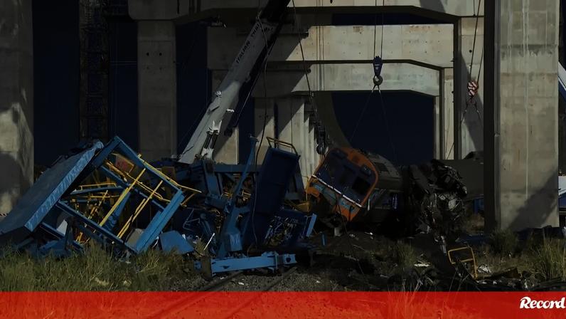 Queda de grua provoca descarrilamento de comboio na Tailândia com 29 mortos