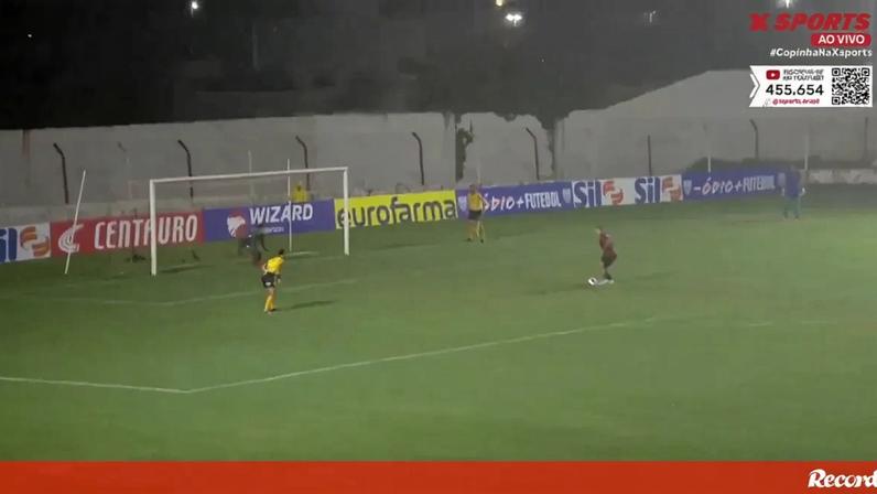 Brasileiro de 16 anos impressiona com panenka de frieza incrível