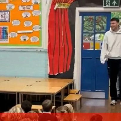 Professor de ensino primário faz história em Inglaterra e é recebido como herói