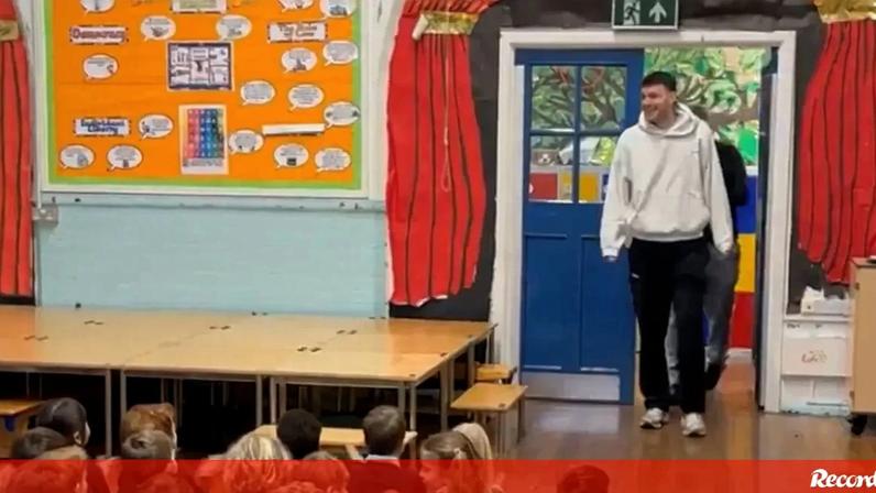 Professor de ensino primário faz história em Inglaterra e é recebido como herói