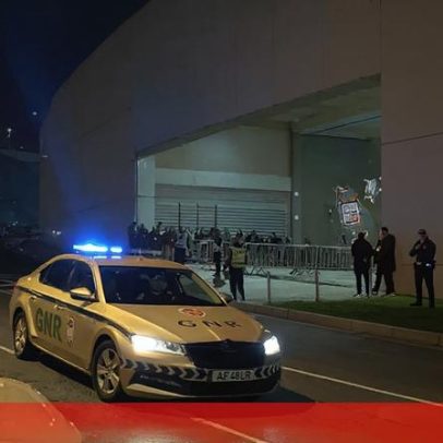 Autocarro do Benfica chega ao Dragão em meio a insultos ao FC Porto