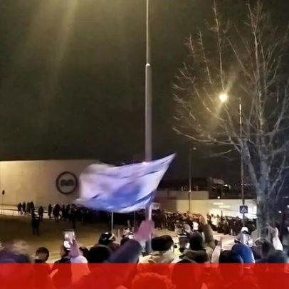 Adeptos do Benfica chegam ao Dragão acompanhados pela polícia