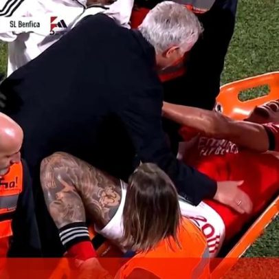 Ríos lesionou o ombro, saiu de maca aos gritos e Mourinho consolou-o