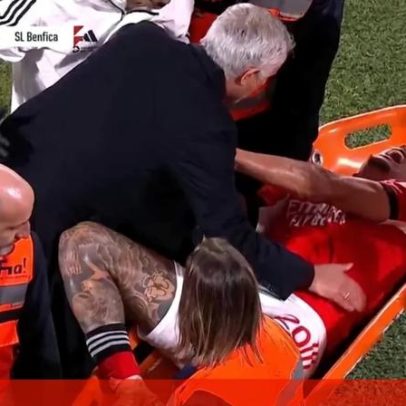 Ríos lesionou o ombro, saiu de maca aos gritos e foi consolado por Mourinho