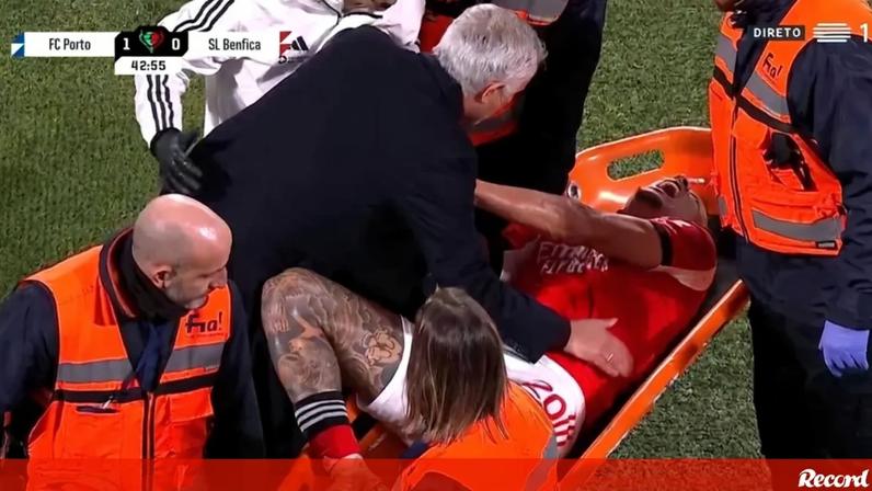 Ríos lesionou-se no ombro, saiu de maca aos gritos e foi consolado por Mourinho