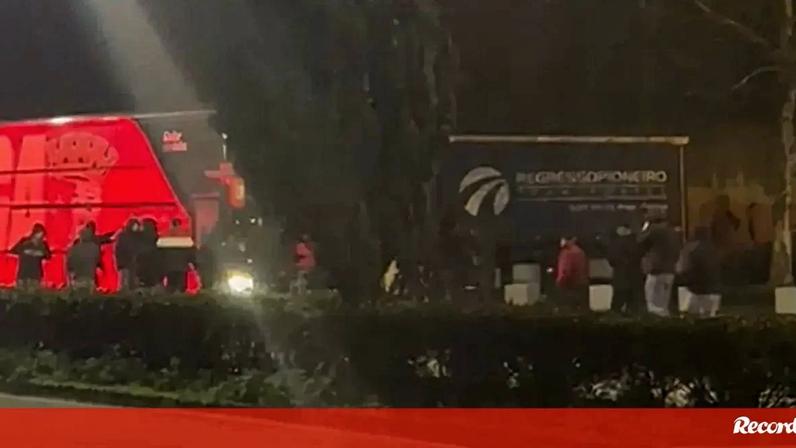 Dezenas de adeptos contestam a equipa do Sp. Braga junto ao autocarro