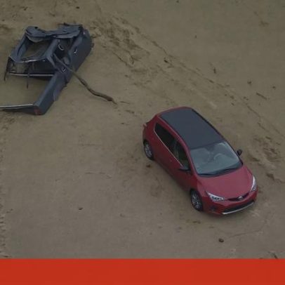 Carros submersos arrastados para o mar após cheias rápidas na Austrália