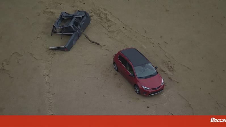 Carros submersos arrastados para o mar após cheias rápidas na Austrália