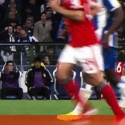 Gonçalo Oliveira do Benfica danifica banco de suplentes do Dragão