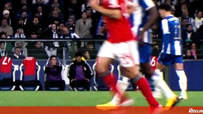 O FC Porto vai apresentar uma queixa formal contra o Benfica, junto da FPF, por danos no banco de suplentes da equipa visitante no Estádio do Dragão, no clássico de quarta-feira para a Taça de Portugal.