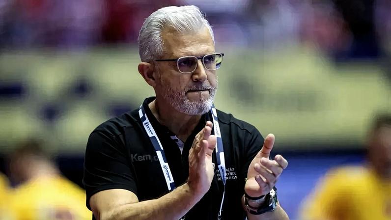 Paulo Pereira reage durante o jogo de andebol Portugal-Roménia