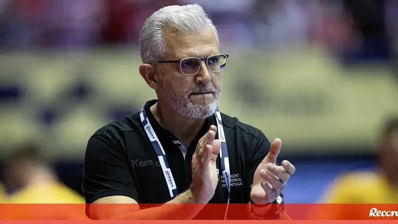 Paulo Pereira reage durante o jogo de andebol Portugal-Roménia