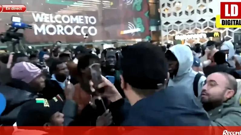 Milhares de pessoas esperavam a chegada da seleção senegalesa à estação de comboios de Rabat, cidade onde amanhã disputa a final da CAN frente a Marrocos (19h). Os adeptos conseguiram chegar perto da comitiva que se dirigia para um autocarro e instalou-se o caos.