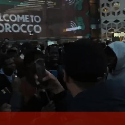 Adeptos cercam seleção senegalesa na estação de Rabat