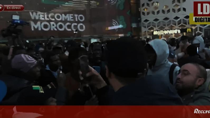 Milhares de pessoas esperavam a chegada da seleção senegalesa à estação de comboios de Rabat, cidade onde amanhã disputa a final da CAN frente a Marrocos (19h). Os adeptos conseguiram chegar perto da comitiva que se dirigia para um autocarro e instalou-se o caos.