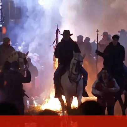 Cavalos saltam entre chamas durante ritual