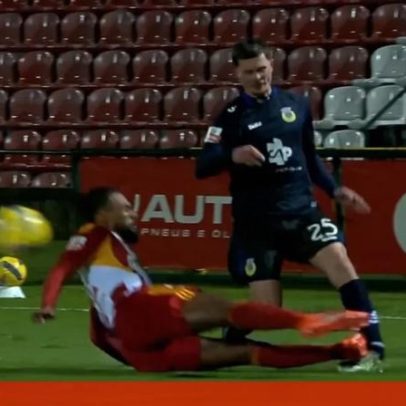 Entrada de Devenish aos 5 minutos resulta em cartão vermelho direto no AVS-Arouca