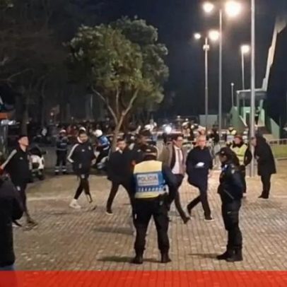 Rui Costa e Mourinho juntos à saída do autocarro do Benfica em Vila do Conde