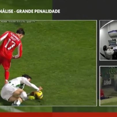 Árbitro revê penálti a favor do Benfica após consulta de imagens