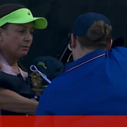 Apanha-bolas desmaia durante jogo no Open da Austrália