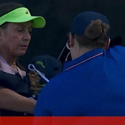 Apanha-bolas desmaia durante jogo no Open da Austrália