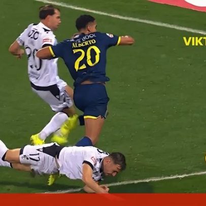 Alberto sofre penálti; Samu atira com estrondo e bate na barra