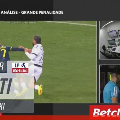 Falta para penálti revisada pelo VAR decide vitória do FC Porto em Guimarães