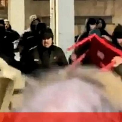 Confronto entre adeptos do FC Porto e V. Guimarães com cadeiras arremessadas