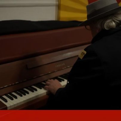 Manuel João Vieira encerra a noite eleitoral cantando Marilú