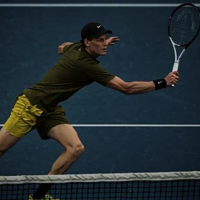 Sinner avança à segunda ronda do Open da Austrália após desistência de Gaston
