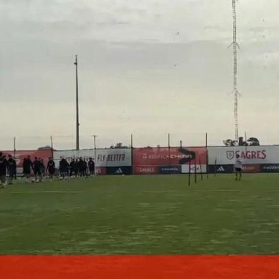 Preparador-físico do Benfica motiva a equipa durante treino