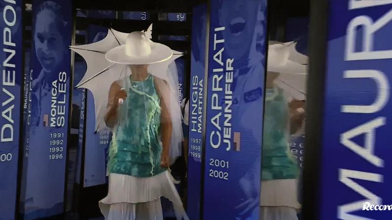 Na Naomi Osaka estreou-se nesta edição do Open da Austrália com uma vitória difícil, em três sets, diante de Antonia Ruzic. Contudo, o maior destaque da partida foi mesmo a entrada da japonesa no court em que surgiu com um traje bastante inusitado, num momento que promete ficar nos momentos mais icónicos da história da competição. [Crédito: TNT Sports]
