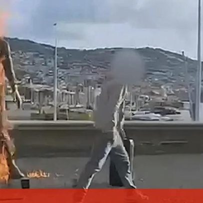 Homem acende fogo à estátua de Cristiano Ronaldo no Funchal