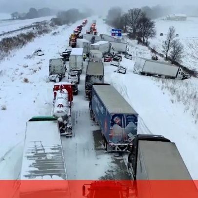 Imagens aéreas mostram colisão em cadeia com mais de 100 veículos nos EUA