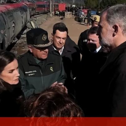 Reis de Espanha visitam o local do acidente ferroviário
