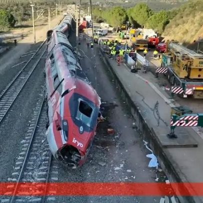 Drone mostra grua a erguer um comboio de velocidade que descarrilou em Espanha