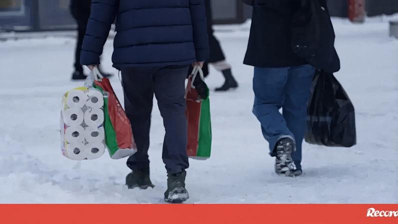 Habitantes da Gronelândia reforçam reservas de alimentos perante ameaças de Trump