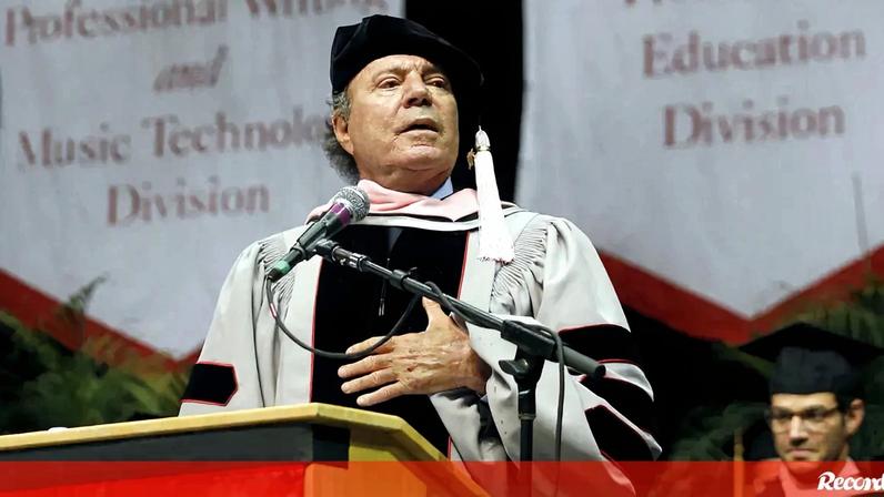 Julio Iglesias partilha mensagens das ex-empregadas para negar acusações