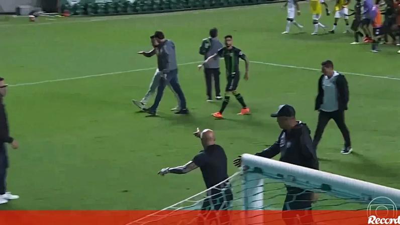 Chamaram Sampaoli de baixinho e treinador argentino quase chegou a vias de facto