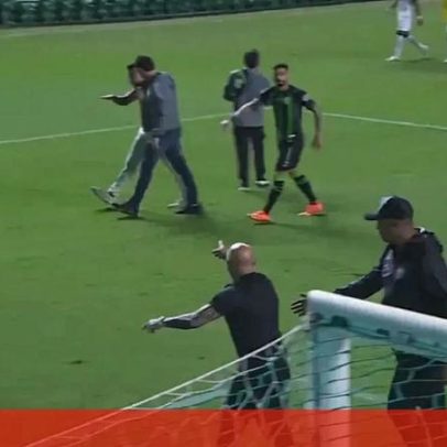 Sampaoli é chamado de 'baixinho' e treinador argentino quase entra em confronto