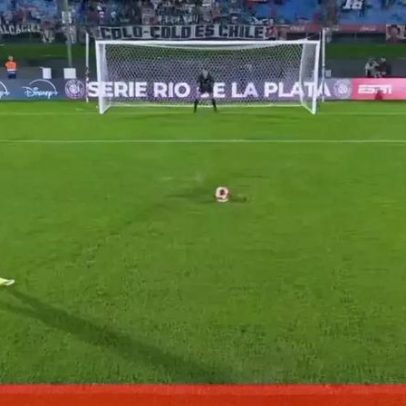 Jogador falha panenkada e reclama de lesão durante o jogo