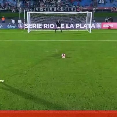 Jogador falha tentativa de Panenkada e queixa-se de lesão