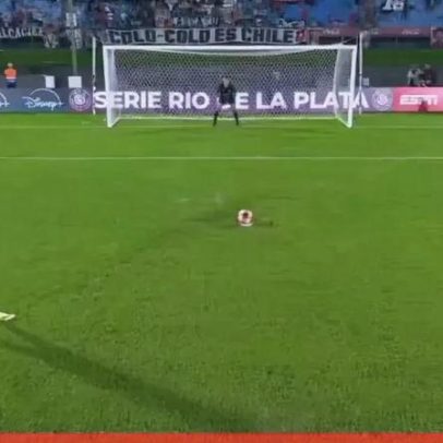Jogador falha panenka e queixa-se de lesão