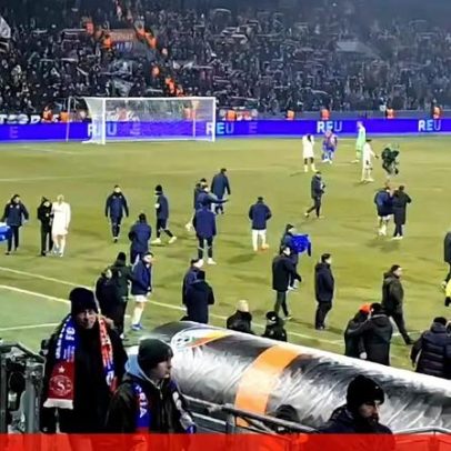 Lágrimas de Samu e confronto com o quarto árbitro em Viktoria Plzen-FC Porto