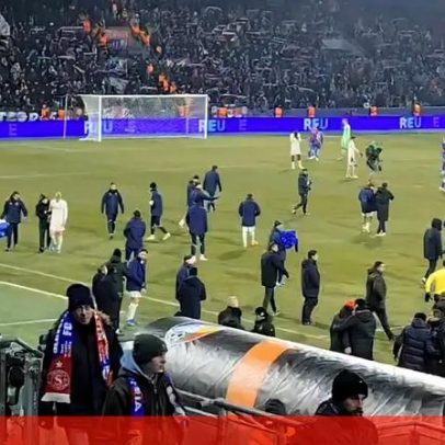 Lágrimas de Samu e Farioli diante do quarto árbitro no final de Plzen-FC Porto