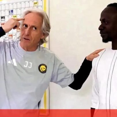 Ronaldo corta bolo; Jesus felicita em inglês; Mané é recebido no Al Nassr
