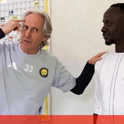 Mané é recebido como herói no Al Nassr após bolo cortado por Ronaldo