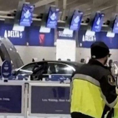 Carro entra no aeroporto de Detroit e bate em balcão, ferindo seis pessoas