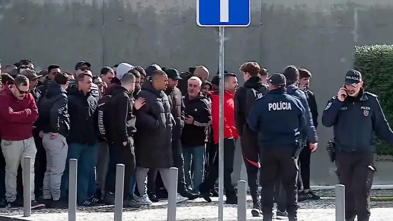 Duas centenas de ultras entraram no Benfica Campus: da reação dos jogadores à conversa com Mourinho, Otamendi e Simão